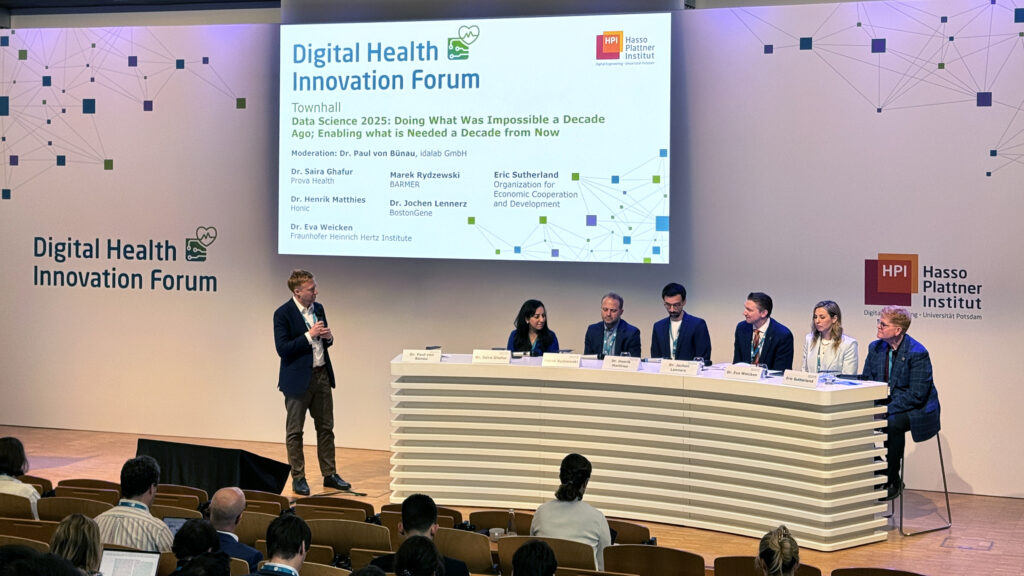 Podiumsdiskussion des HPI Digital Health Innovation Forum zum Thema Data Science, moderiert von Dr. Paul von Bünau