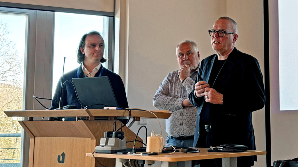 Auftaktveranstaltung des Planspiels mit den Dozenten Dr. Christian Weber, Prof. Dr.-Ing. Kai Hahn und Dr. Olaf Gaus